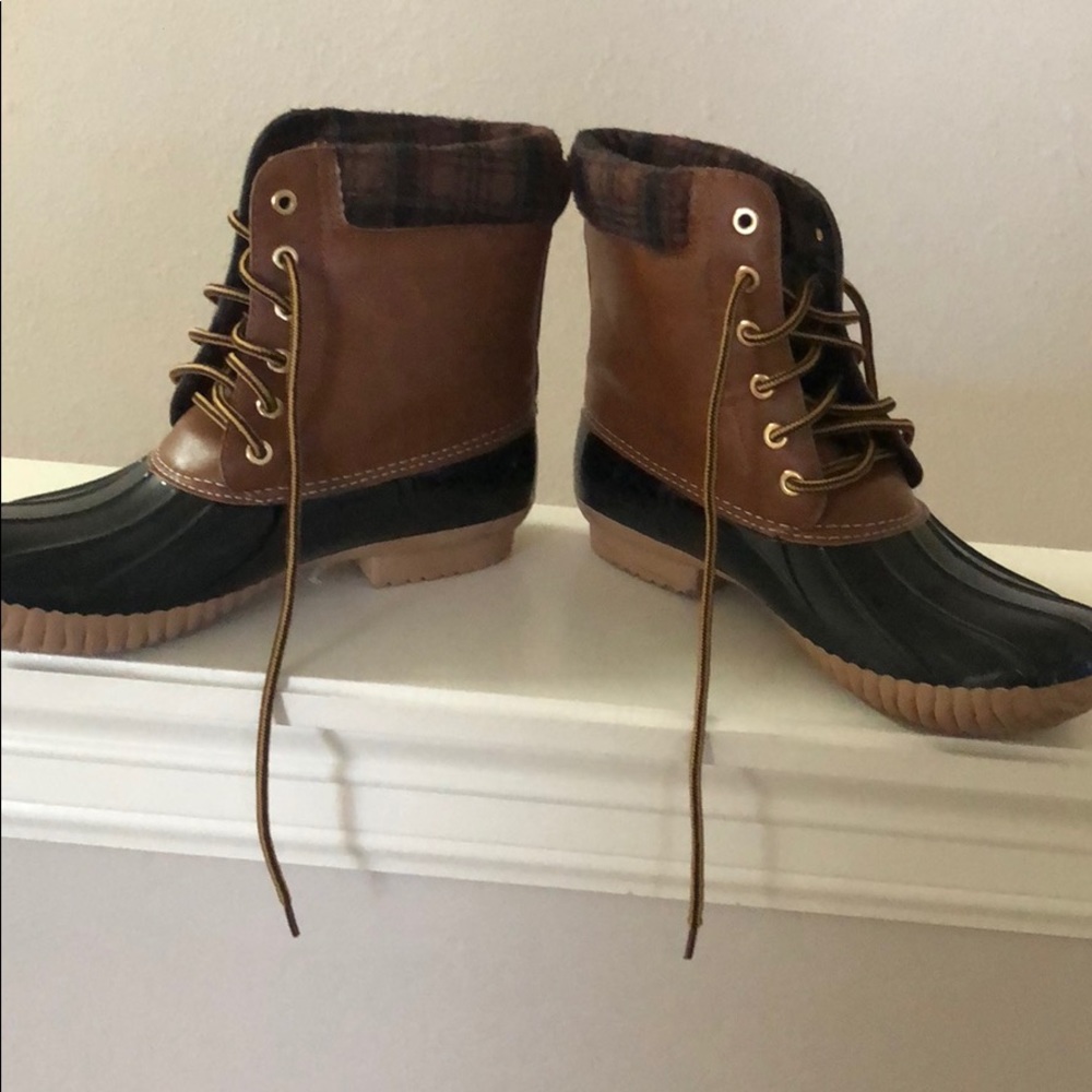 Duck boots size 8